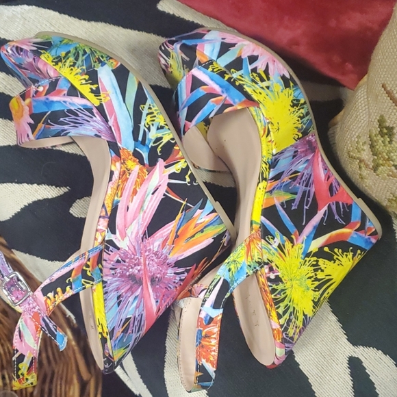 Nicole Miller floral platforms - Picture 5 of 9